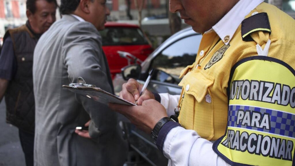 video-conductor-ataca-a-agente-de-transito-luego-de-ser-infraccionado-en-tehuacan-puebla