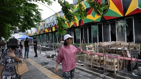 Voraz incendio deja al menos 27 muertos y decenas de heridos en bar de Tailandia