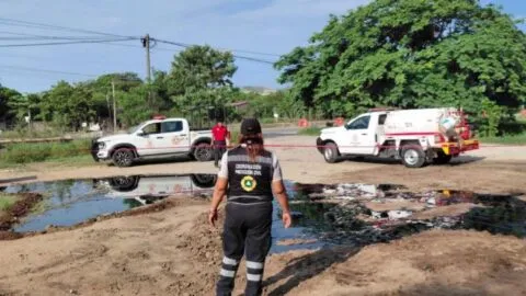 Nuevo derrame de hidrocarburos en Salina Cruz afecta 400 metros cuadrados en la colonia Jardines