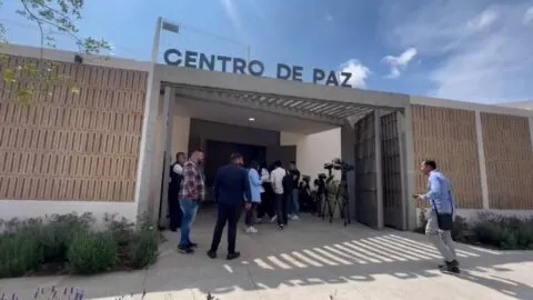 Familias de adolescentes desaparecidos se reúnen con Pablo Lemus, gobernador de Jalisco