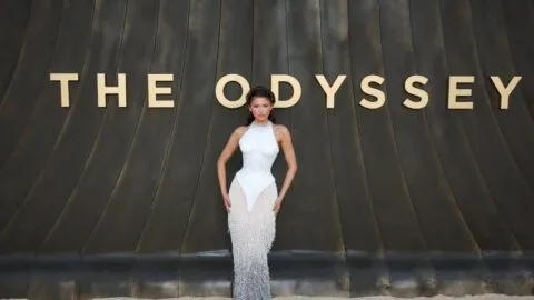 Zendaya sorprende con un increíble vestido inspirado en una diosa griega durante el estreno de "The Odyssey"