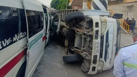 Choque y volcadura en la autopista México-Pachuca deja trece heridos
