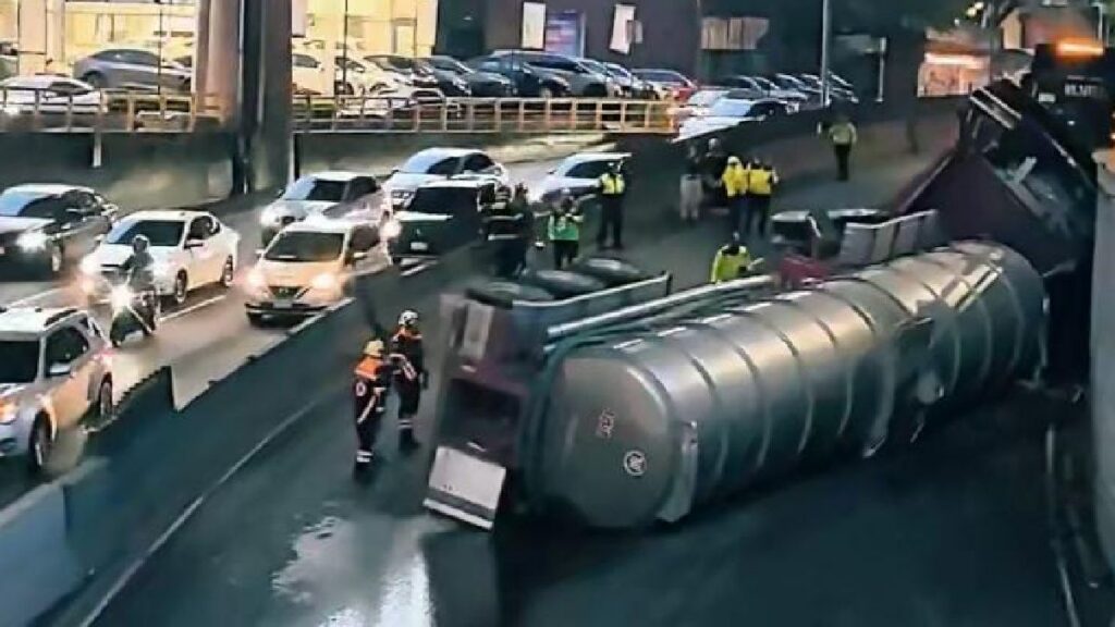 Volcadura de pipa paraliza el Periférico a la altura de Palmas: Hay tráfico de Naucalli a Polanco