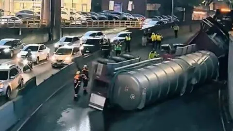 Volcadura de pipa paraliza el Periférico a la altura de Palmas; hay tráfico de Naucalli a Polanco