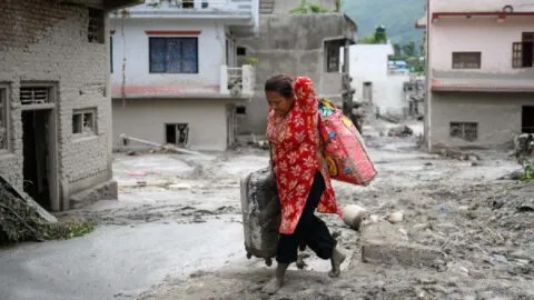 Alertan sobre posibles inundaciones en Nepal y el Tíbet, a dos días de la tragedia