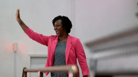 Angie Nixon derrota a Alex Vindman en primarias demócratas de Florida, de los principales estados bisagra