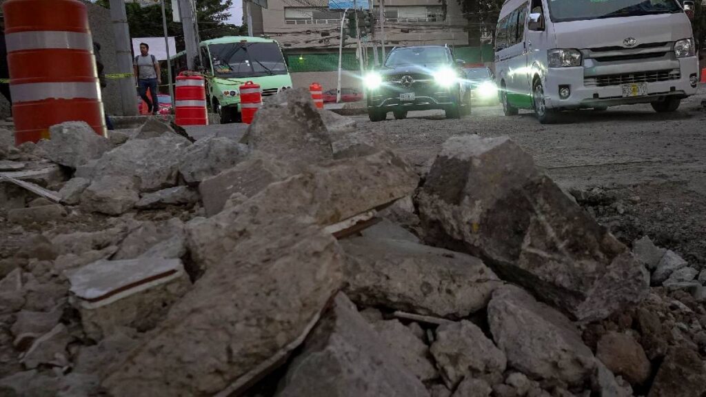 antes-disparos-ahora-piedras-alerta-en-via-atlixcayotl-por-denuncias-de-automovilistas
