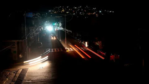 Nuevo apagón deja sin luz al sureste; CFE reporta fallas en tres estados