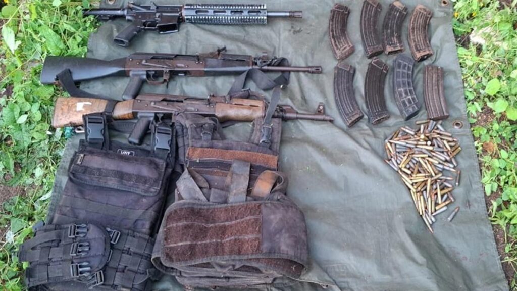 Detienen a 12 personas y aseguran armas y marihuana en Sinaloa