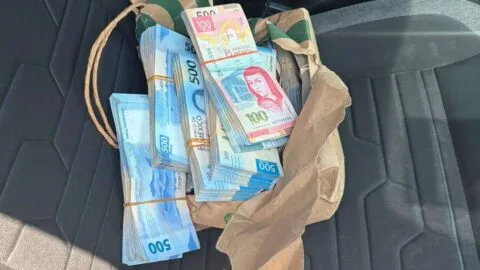 Aseguran casi un millón de pesos en León, Guanajuato; hombre no pudo acreditar el origen del dinero