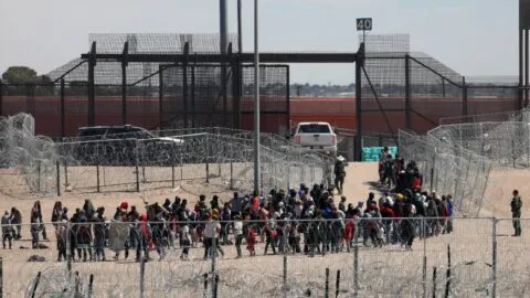 Un juez frena que la deuda por la cuota de asilo termine en una orden de deportación