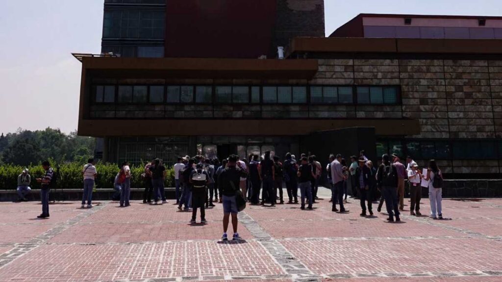 Aspirantes a la UNAM protestan para no repetir examen