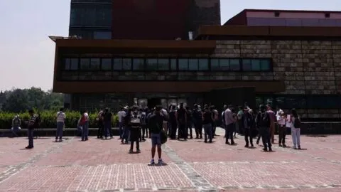 Aspirantes aprobados de la UNAM protestan para exigir que se respeten resultados del examen de ingreso