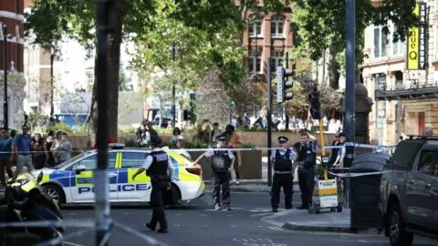 Terror en Londres: mujer ataca con objeto punzante y deja cuatro heridos; difunden videos