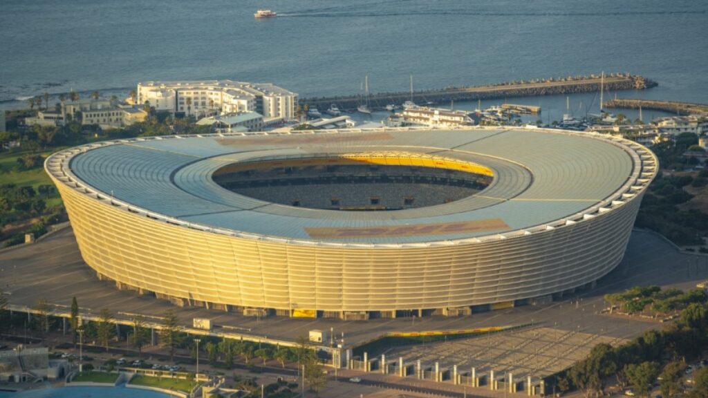 ¡Casi acaba en tragedia! Aviones sobrevuelan un estadio muy de cerca