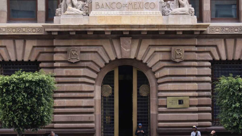 Banxico eleva previsión de PIB para 2026