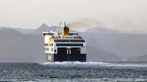 Vuelca barco con 95 personas a bordo en Zimbabue; buscan sobrevivientes: videos
