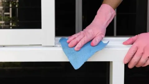 Poner bicarbonato de sodio en los rieles de las ventanas una vez al mes: ¿para qué sirve?