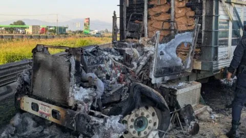 IMÁGENES: Michoacán amanece con bloqueos y quema de vehículos en distintos puntos