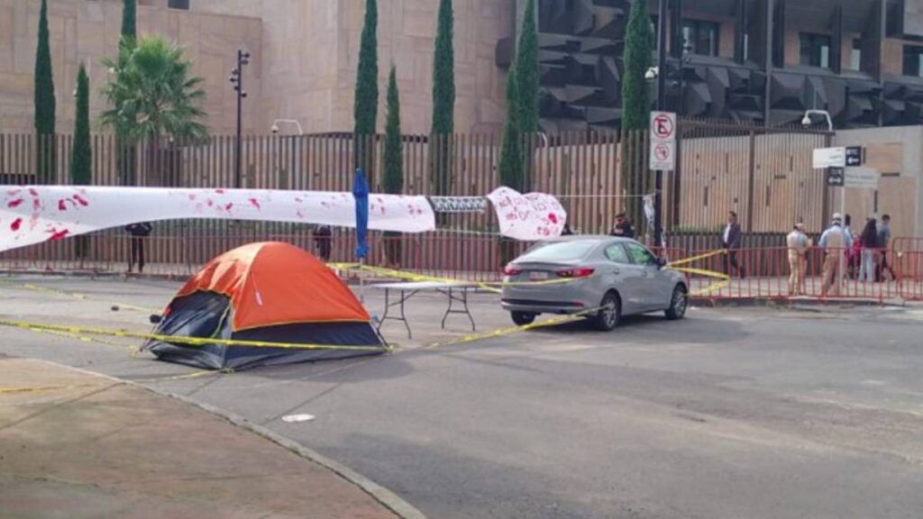 Familiares de un menor fallecido tras ser atropellado protestan en Calzada Legaria.