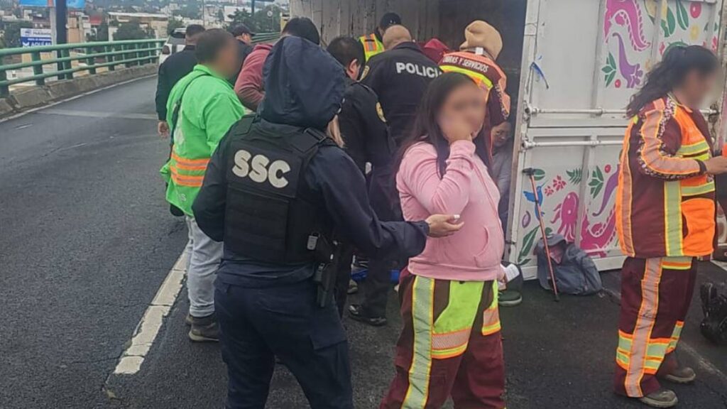 Camioneta con trabajadores vuelca