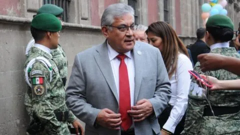 Captan a senador de Morena con placas alteradas en camioneta para evitar fotocívicas