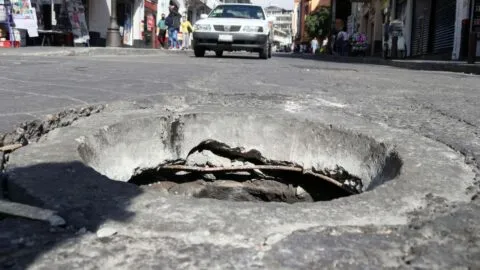 Captan en video a grupo de jóvenes saliendo de alcantarilla en León