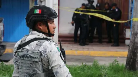 Muerte de motociclista desata violencia en Cárdenas, Tabasco; habitantes queman patrullas y retienen a policías