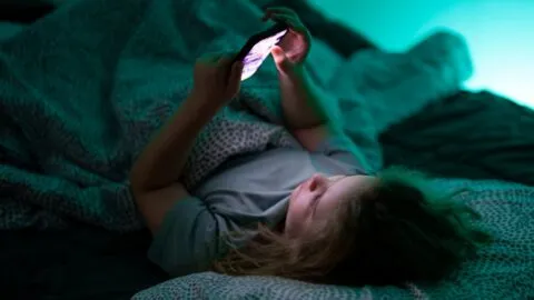Depresión, ansiedad y acoso: expertos advierten sobre el impacto de las redes sociales en niños y adolescentes 