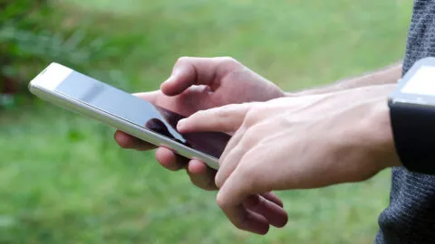 México debate limitar celulares y redes sociales para menores