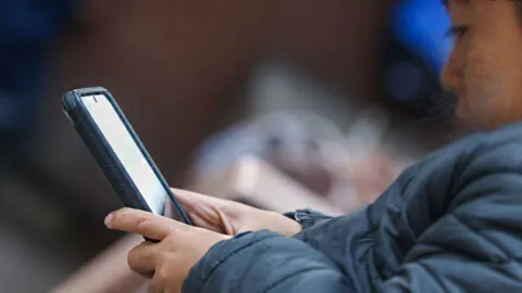 México analizará límites a redes sociales para menores; Sheinbaum plantea restringirlos en la escuela