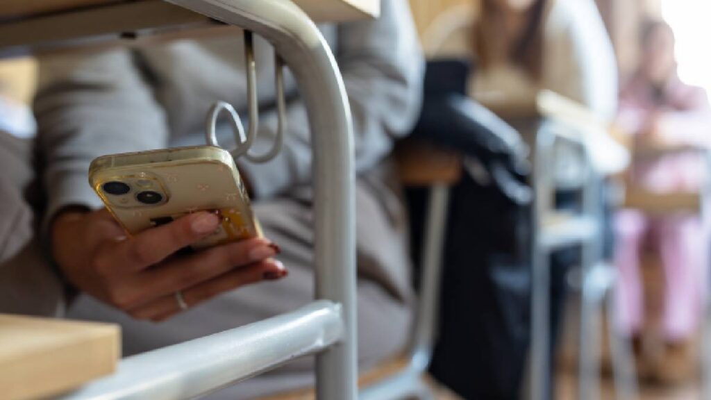 Celulares el debate en las escuelas