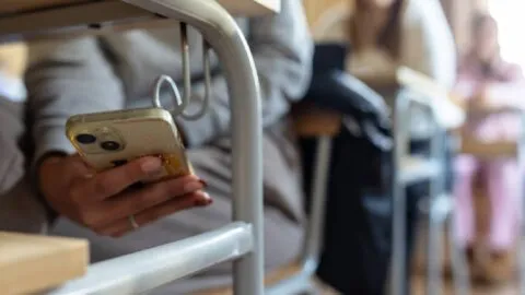 Celulares y educación: buscan regular la tecnología para combatir el rezago escolar