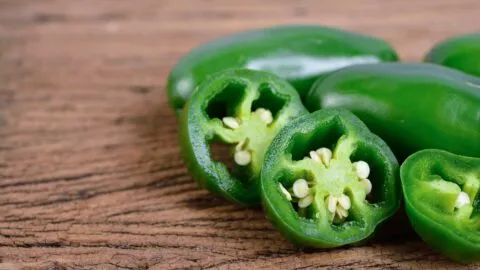 Alerta por chiles jalapeños: Cofepris investiga brote de salmonelosis, ve síntomas