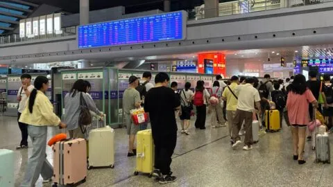 China lleva 1,400 vuelos cancelados y 99 mil evacuados ante llegada del tifón Dolphin