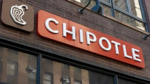 Chipotle retira jalapeños por brote de salmonela: 345 enfermos en 27 estados de EE. UU.
