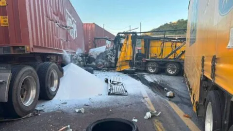Chocan dos tráileres y cierran la carretera Silao-San Felipe