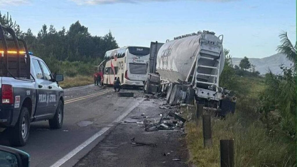 choque-entre-autobus-supra-y-camion-de-carga-deja-21-lesionados-en-la-autopista-tlaxco-tejocotal