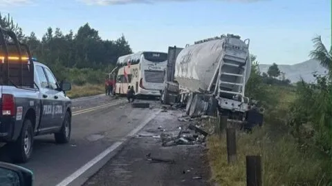 Choque entre autobús Supra y camión de carga deja 21 heridos en la autopista Tlaxco-Tejocotal en Puebla