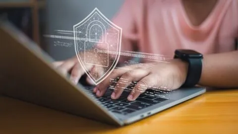 Regreso a clases: alertan por fraudes, apps falsas y otros riesgos digitales