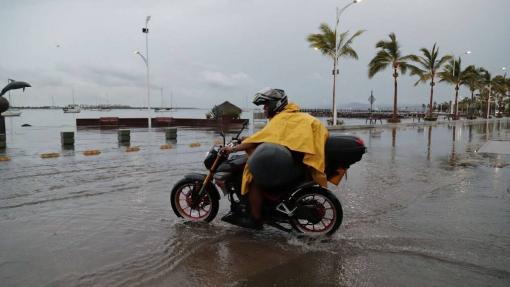CONAGUA vigila tres zonas de baja presión en Pacífico y Atlántico por su posible desarrollo ciclónico.