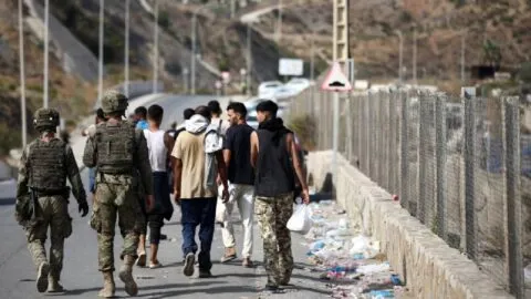 Cientos de menores migrantes sobreviven en abandono tras llegar a Ceuta, España