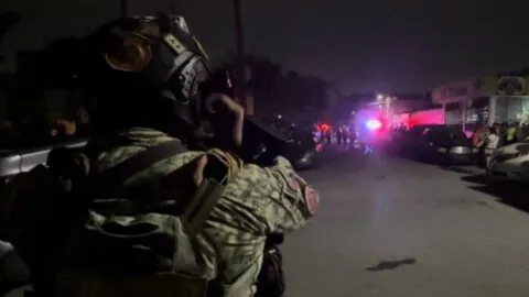 Detienen a ciudadano estadounidense por multihomicidio y sustracción de niño en Coahuila