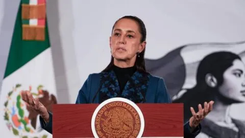 Sheinbaum mantiene choque con medios pese a tener 70% de aprobación