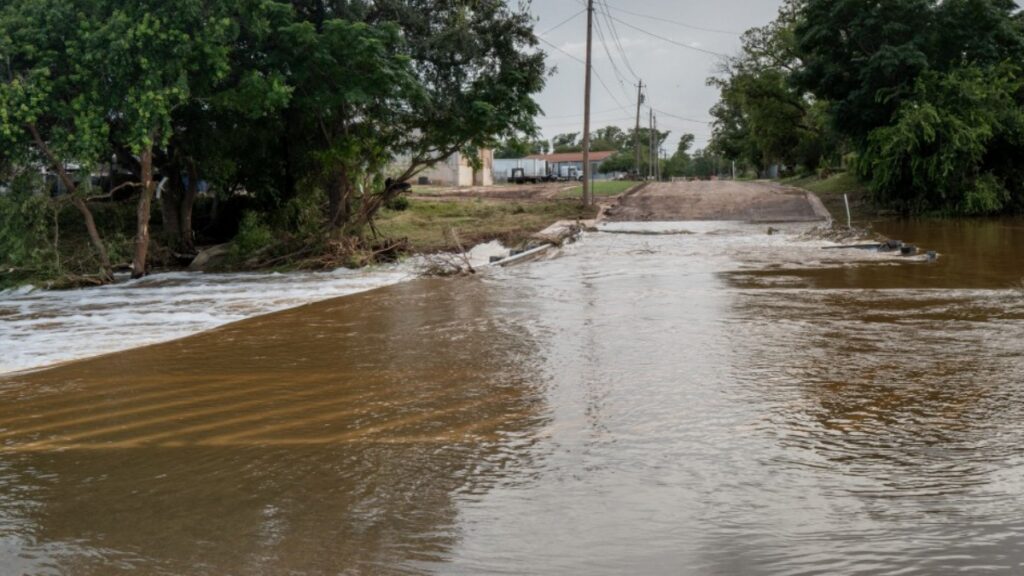 Varias carreteras en Ohio permanecieron cerradas durate el jueves, debido a acumulaciones de agua.