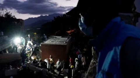 Con toque de queda, continúan labores de rescate en Valle del Cauca tras sismo en Colombia
