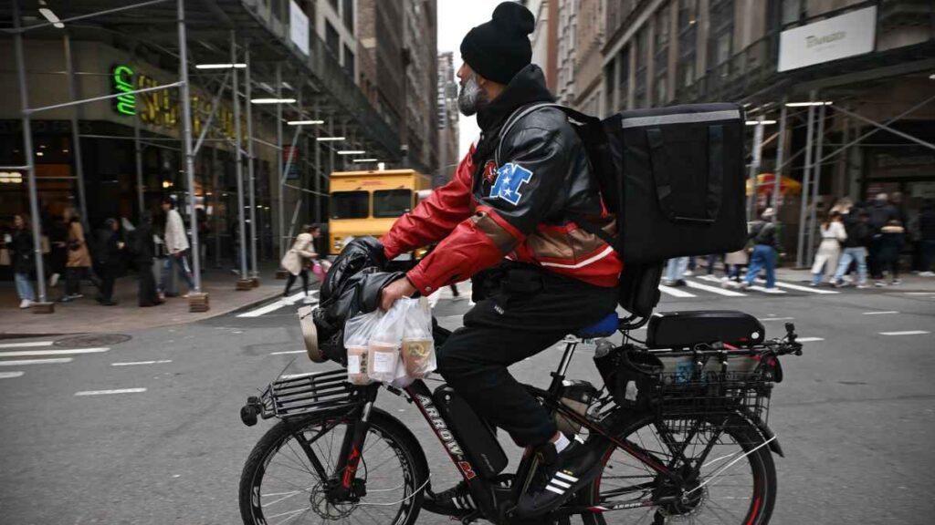 Conoce la nueva ley que protege a los repartidores en Nueva York.