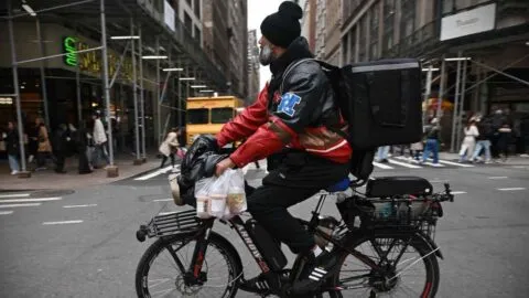 Nueva York propone ley para responsabilizar a empresas de reparto