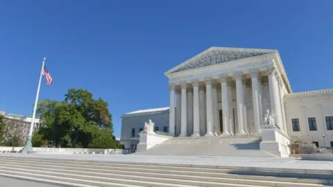 Tribunal en Estados Unidos ordena pago histórico de 11 mil millones en préstamos estudiantiles