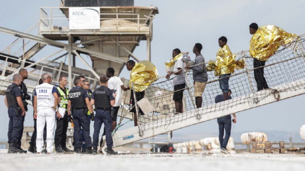 Crisis de migrantes en Reino Unido: 230 personas cruzan en lancha el Canal de la Mancha